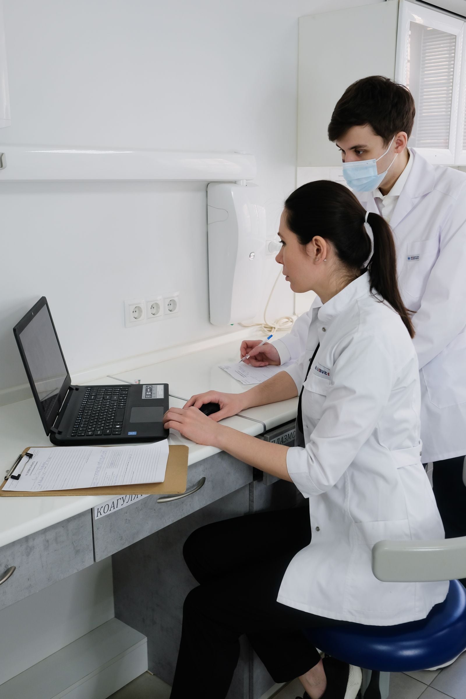 Klinik-Team analysiert Einsparungspotenziale am Laptop