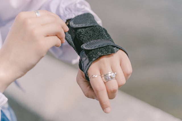 Hand adjusting wrist brace